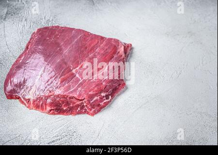 Roh Flanke oder Flap Rindersteak. Weißer Hintergrund. Draufsicht. Speicherplatz kopieren Stockfoto