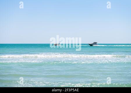 Bowman's Beach in Sanibel Island, Florida mit zwei weißen Boot Motorboot Yacht Reiten auf bunten türkisfarbenen Wasser des Golfs von Mexiko an sonnigen Tag Stockfoto