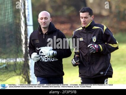 FUSSBALL - FRANZÖSISCHE MEISTERSCHAFT 2006/2007 - FABIEN BARTHEZ IN NANTES - 17/12/2006 - FABIEN BARTHEZ MIT FRANCK MANTEAUX (TORWARTTRAINER) WÄHREND SEINER ERSTEN AUSBILDUNG BEI NANTES - FOTO PASCAL ALLEE / FLASH DRÜCKEN Stockfoto