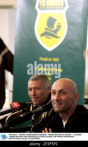 FUSSBALL - FRANZÖSISCHE MEISTERSCHAFT 2006/2007 - FABIEN BARTHEZ IN NANTES - 17/12/2006 - FABIEN BARTHEZ UND GEORGES EO (TRAINER) WÄHREND DIE PRESSEKONFERENZ - FOTO PASCAL ALLEE / FLASH PRESS Stockfoto