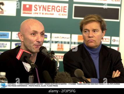 FUSSBALL - FRANZÖSISCHE MEISTERSCHAFT 2006/2007 - FABIEN BARTHEZ IN NANTES - 17/12/2006 - FABIEN BARTHEZ UND RUDY ROUSSILLON (PDT) WÄHREND DIE PRESSEKONFERENZ - FOTO PASCAL ALLEE / FLASH PRESS Stockfoto