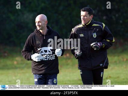 FUSSBALL - FRANZÖSISCHE MEISTERSCHAFT 2006/2007 - FABIEN BARTHEZ IN NANTES - 17/12/2006 - FABIEN BARTHEZ MIT FRANCK MANTEAUX (TORWARTTRAINER) WÄHREND SEINER ERSTEN AUSBILDUNG BEI NANTES - FOTO PASCAL ALLEE / FLASH DRÜCKEN Stockfoto