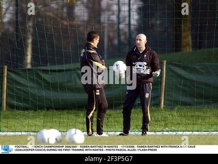 FUSSBALL - FRANZÖSISCHE MEISTERSCHAFT 2006/2007 - FABIEN BARTHEZ IN NANTES - 17/12/2006 - FABIEN BARTHEZ MIT FRANCK MANTEAUX (TORWARTTRAINER) WÄHREND SEINER ERSTEN AUSBILDUNG BEI NANTES - FOTO PASCAL ALLEE / FLASH DRÜCKEN Stockfoto