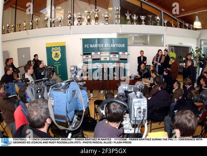 FUSSBALL - FRANZÖSISCHE MEISTERSCHAFT 2006/2007 - FABIEN BARTHEZ IN NANTES - 17/12/2006 - FABIEN BARTHEZ WÄHREND DER PRESSEKONFERENZ MIT GEORGES EO (TRAINER) UND RUDY ROUSSILLON (PDT) - FOTO PASCAL ALLEE / FLASH DRÜCKEN Stockfoto