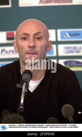 FUSSBALL - FRANZÖSISCHE MEISTERSCHAFT 2006/2007 - FABIEN BARTHEZ IN NANTES - 17/12/2006 - FABIEN BARTHEZ WÄHREND DER PRESSEKONFERENZ - FOTO PASCAL ALLEE / FLASH DRÜCKEN Stockfoto