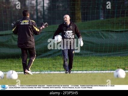 FUSSBALL - FRANZÖSISCHE MEISTERSCHAFT 2006/2007 - FABIEN BARTHEZ IN NANTES - 17/12/2006 - FABIEN BARTHEZ MIT FRANCK MANTEAUX (TORWARTTRAINER) WÄHREND SEINER ERSTEN AUSBILDUNG BEI NANTES - FOTO PASCAL ALLEE / FLASH DRÜCKEN Stockfoto