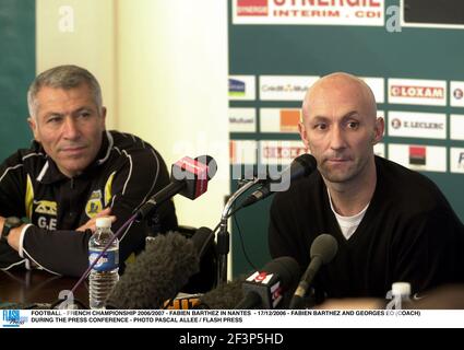 FUSSBALL - FRANZÖSISCHE MEISTERSCHAFT 2006/2007 - FABIEN BARTHEZ IN NANTES - 17/12/2006 - FABIEN BARTHEZ UND GEORGES EO (TRAINER) WÄHREND DIE PRESSEKONFERENZ - FOTO PASCAL ALLEE / FLASH PRESS Stockfoto