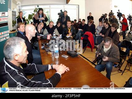 FUSSBALL - FRANZÖSISCHE MEISTERSCHAFT 2006/2007 - FABIEN BARTHEZ IN NANTES - 17/12/2006 - FABIEN BARTHEZ WÄHREND DER PRESSEKONFERENZ - FOTO PASCAL ALLEE / FLASH DRÜCKEN Stockfoto