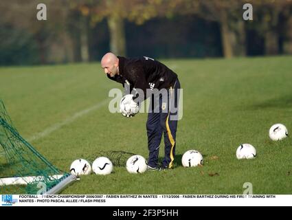 FUSSBALL - FRANZÖSISCHE MEISTERSCHAFT 2006/2007 - FABIEN BARTHEZ IN NANTES - 17/12/2006 - FABIEN BARTHEZ WÄHREND SEINER ERSTEN AUSBILDUNG BEI NANTES - FOTO PASCAL ALLEE / FLASH DRÜCKEN Stockfoto