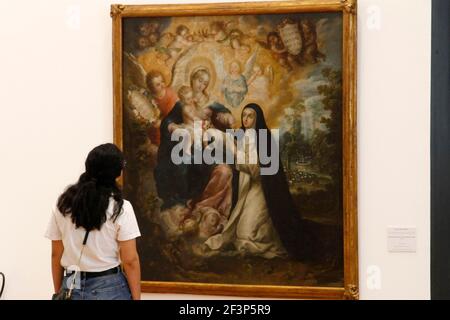 MEXIKO-STADT, MEXIKO - MÄRZ 16: Eine Person schaut eine Farbe während einer Tour im Munal Museum, inmitten orange Alarm von Covid-19, während es Wiederaufnahme Museen erlaubt wurde. Das Nationale Kunstmuseum wendet sanitäre Maßnahmen in seiner Wiedereröffnung für die Öffentlichkeit an, indem es die Dauerausstellungen präsentiert: Das 20th. Jahrhundert in der 21st, Wandsammlung; Werke von den Muralisten Dr. ATL, Maria Izquierdo, Rufino Tamayo, José Clemente Orozco, Diego Rivero und David Alfaro Siqueiros, unter vielen anderen. Am 16. März 2021 in Mexiko-Stadt, Mexiko (Foto: Eyepix/Sipa USA) Stockfoto