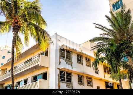 Heruntergekommenes, heruntergekommenes, kaputtes Gebäude im Art déco-Viertel an der Ocean Drive Street in South Beach in Miami, Florida, mit Palmen im Sommer Stockfoto