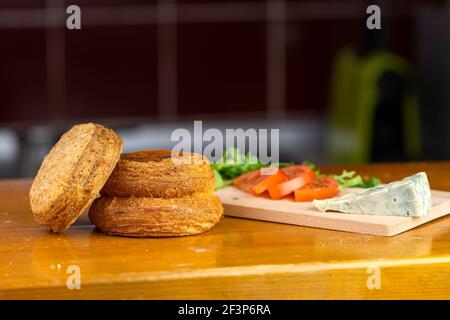 Köstliche Frische Backwaren Aus Der Serbischen Bäckerei. Stockfoto