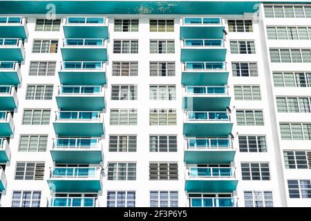 Abstrakt minimalistischer Minimalismus Außenarchitektur Fassade von Art Deco weiß Türkisblaugrün farbenes Vintage Retro-Wohngebäude mit Ba Stockfoto