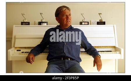 Mike Stock einmal von Stock, Aitken und Waterman zu Hause.pic David Sandison 9/9/2004 Stockfoto