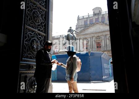 Nicht exklusiv: MEXIKO-STADT, MEXIKO - MÄRZ 16: Eine Arbeiterin bietet einer Person Desinfektionslösung an, bevor sie im Munal Museum eindringt, inmitten oranger Alarmbereitschaft Stockfoto