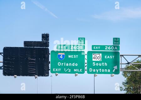 Verkehrsschild für die Ausfahrt 260A, 260B bis 400 East Road nach South Daytona Beach, Florida mit Richtung Orlando City auf Interstate Highway 4 im Sommer Stockfoto