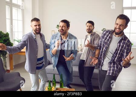 Karaoke-Home-Party und Spaß für männliche Unternehmen Konzept Stockfoto