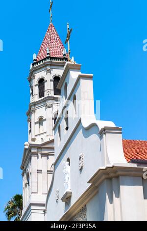 St George Street in der Innenstadt von Florida Stadt an sonnigen Sommertag von St. Augustine Cathedral Basilica Kirche Glockenturm Stockfoto