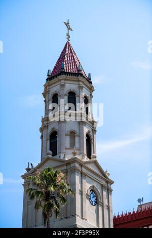 Glockenturm der Kathedrale Basilika St. Augustine in Florida Stadt, der Sitz des katholischen Bischofs in der Innenstadt im Sommer Stockfoto