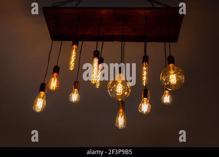 Alte Glühbirne, die von der Decke hängt, alte Innenlampen Stockfoto