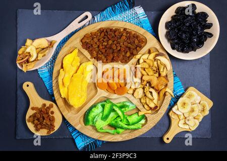 Getrocknete Früchte Draufsicht, veganes Essen. Mango, Äpfel, Pflaumen getrocknete Aprikosen Feijoa Stockfoto