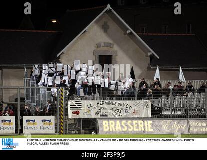 FUSSBALL - FRANZÖSISCHE MEISTERSCHAFT 2008/2009 - L2 - VANNES OC V RC STRASSBURG - 27/02/2009 - VANNES FANS - FOTO PASCAL ALLEE / FLASH DRÜCKEN Stockfoto