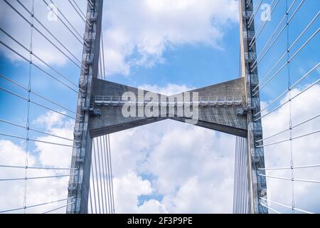 Looking up Low-Winkel-Ansicht auf Dames Point Napoleon Bonaparte Broward Hängekabel-Brücke über St. Johns River in Jacksonville, Florida Inter Stockfoto