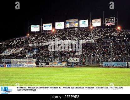 FUSSBALL - FRANZÖSISCHE MEISTERSCHAFT 2008/2009 - L2 - ANGERS SCO V RC-OBJEKTIV - 09/03/2009 - ANGERS FANS - FOTO PASCAL ALLEE / FLASH DRÜCKEN Stockfoto