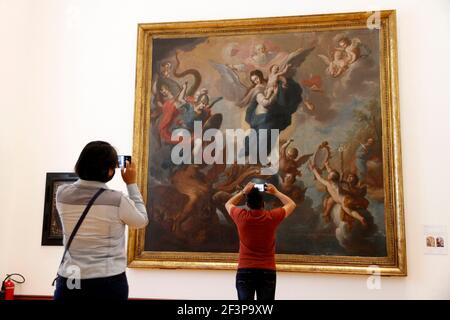 Nicht exklusiv: MEXIKO-STADT, MEXIKO - MÄRZ 16: Eine Person macht ein Foto zu einer Farbe während einer Tour im Munal Museum, inmitten orange Alarm von Covid-19, Stockfoto
