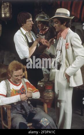 Die RSC-Besetzung in Aktion während der ATV-FERNSEHNETZPRODUKTION von Trevor Nunns musikalischer Adaption für das Fernsehen, KOMÖDIE DER FEHLER von William Shakespeare im Royal Shakespeare Theatre, Stratford-upon-Avon. Darsteller: Judi Dench, Francesca Annis, Michael Williams,- Mike Gwilym, Roger Reed, Nickolas Grace, Griffith Jones, Barbara Shelley, Robin Ellis. Die Aufführung wurde am 18. April 1978 vom Theater national übertragen. Stockfoto