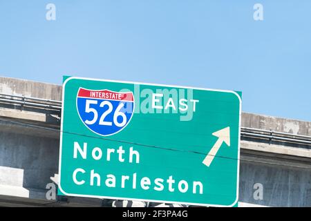 Fahren Sie in Richtung Straßenverkehrsschild auf der Interstate Highway 526 East nach North Charleston, South Carolina City mit Überführung Brücke Straße im Sommer Stockfoto