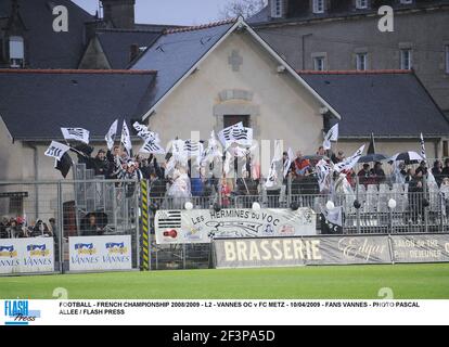 FUSSBALL - FRANZÖSISCHE MEISTERSCHAFT 2008/2009 - L2 - VANNES OC V FC METZ - 10/04/2009 - FANS VANNES - FOTO PASCAL ALLEE / FLASH DRÜCKEN Stockfoto