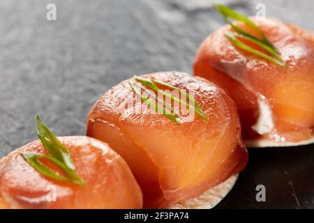 Mini Canapes mit geräuchertem Lachs und Frischkäse. Fingerfood. Flacher freiheitsgrad Stockfoto