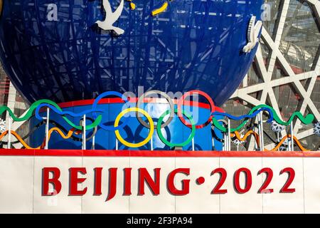 Peking, China - 20. Februar 2016: Dekorativer Stand für die Beijing Winter Olympic 2022 vor dem Beijing National Stadium Bird's Nest in Stockfoto