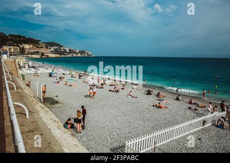 NIZZA, FRANKREICH - 26. JUNI 2017: Menschen genießen sonniges Wetter am Strand des Mittelmeers. Europa, Frankreich Stockfoto