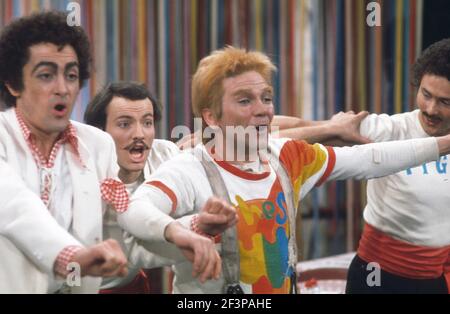 Die RSC-Besetzung in Aktion während der ATV-FERNSEHNETZPRODUKTION von Trevor Nunns musikalischer Adaption für das Fernsehen, KOMÖDIE DER FEHLER von William Shakespeare im Royal Shakespeare Theatre, Stratford-upon-Avon. Darsteller: Judi Dench, Francesca Annis, Michael Williams,- Mike Gwilym, Roger Reed, Nickolas Grace, Griffith Jones, Barbara Shelley, Robin Ellis. Die Aufführung wurde am 18. April 1978 vom Theater national übertragen. Stockfoto