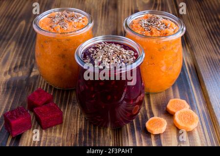 Gemüsesmoothies oder Pürieren mit Leinsamen im Glas Gläser auf der Holzoberfläche Stockfoto