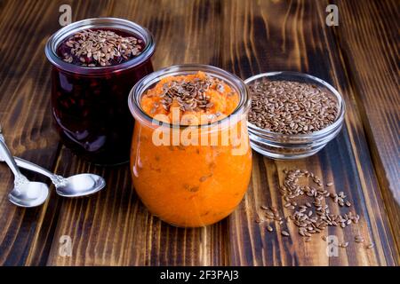 Gemüsesmoothies oder Pürieren mit Leinsamen im Glas Gläser auf der Holzoberfläche Stockfoto