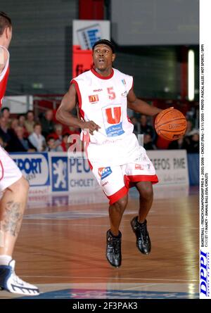 BASKETBALL - FRANZÖSISCHE MEISTERSCHAFT PRO A - 2005/2006 - CHOLET (FRA) - 5/11/2005 - FOTO : PASCAL ALLEE / HOT SPORTS / DPPI CHOLET VS NANCY - JIMMAL BALL (USA/CHOLET) Stockfoto