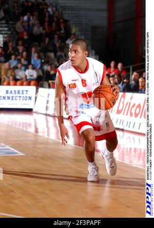 BASKETBALL - FRANZÖSISCHE MEISTERSCHAFT PRO A - 2005/2006 - CHOLET (FRA) - 5/11/2005 - FOTO : PASCAL ALLEE / HOT SPORTS / DPPI CHOLET VS NANCY - STEEVE ESSART (FRA/CHOLET) Stockfoto