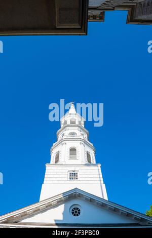 Blick auf niedrigen Winkel Blick auf St. Michael's bischöflichen Kirchturm Kirch in Charleston, South Carolina in der Innenstadt Altstadt Französisch Viertel Stockfoto