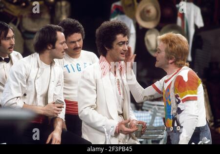 Die RSC-Besetzung in Aktion während der ATV-FERNSEHNETZPRODUKTION von Trevor Nunns musikalischer Adaption für das Fernsehen, KOMÖDIE DER FEHLER von William Shakespeare im Royal Shakespeare Theatre, Stratford-upon-Avon. Darsteller: Judi Dench, Francesca Annis, Michael Williams,- Mike Gwilym, Roger Reed, Nickolas Grace, Griffith Jones, Barbara Shelley, Robin Ellis. Die Aufführung wurde am 18. April 1978 vom Theater national übertragen. Stockfoto