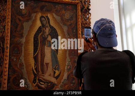 Nicht exklusiv: MEXIKO-STADT, MEXIKO - MÄRZ 16: Eine Person macht ein Foto zu einer Farbe von Virgen von Guadalupe während einer Tour im Munal Museum, inmitten ora Stockfoto