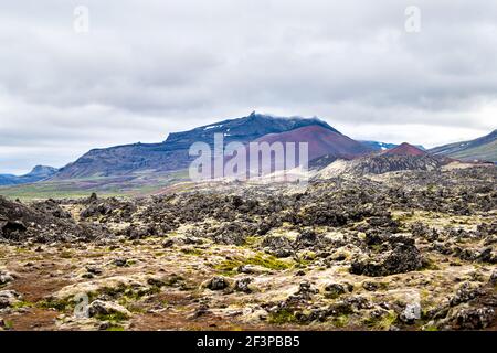 Schwarzes Lavafeld auf der Halbinsel Snaefellsnes in Island mit Steinen Felsfeld und niemand in der Nähe von Stykkish Stykisholmur und Grundarfjordur bewölkt Himmel Stockfoto