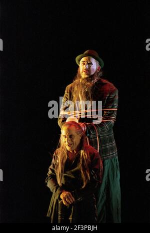 Graham Clark (MIME - Front), John Tomlinson (The Wotan / Wanderer) in SIEGFRIED von Wagner an der Royal Opera, Covent Garden, London WC2 27/03/1995 Leitung: Bernard Haitink Gestaltung: Nigel Lowery Beleuchtung: Pat Collins Bewegung: Matthew Hamilton Regie: Richard Jones Stockfoto