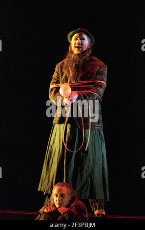 Graham Clark (MIME - Front), John Tomlinson (The Wanderer) in SIEGFRIED von Wagner an der Royal Opera, Covent Garden, London WC2 27/03/1995 Leitung: Bernard Haitink Gestaltung: Nigel Lowery Beleuchtung: Pat Collins Bewegung: Matthew Hamilton Regie: Richard Jones Stockfoto