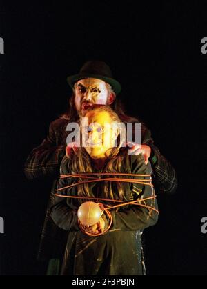 Graham Clark (MIME - Front), John Tomlinson (The Wotan / Wanderer) in SIEGFRIED von Wagner an der Royal Opera, Covent Garden, London WC2 27/03/1995 Leitung: Bernard Haitink Gestaltung: Nigel Lowery Beleuchtung: Pat Collins Bewegung: Matthew Hamilton Regie: Richard Jones Stockfoto