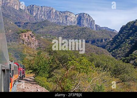 Touristenzug des Chepe Express / El Chepe / Chihuahua Pacifico, Eisenbahnlinie, die Chihuahua City mit Los Mochis im Nordwesten Mexikos verbindet Stockfoto