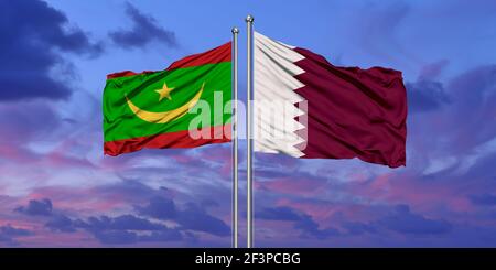 Katar und Mauretanien Flagge im Wind gegen Weiße bewölkt blauer Himmel zusammen. Diplomatie Konzept, internationale Beziehungen. Stockfoto