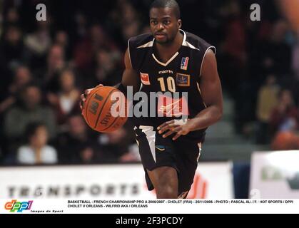 BASKETBALL - FRANZÖSISCHE MEISTERSCHAFT PRO A 2006/2007 - CHOLET (FRA) - 25/11/2006 - FOTO : PASCAL ALLEE / HOT SPORTS / DPPI CHOLET V ORLEANS - WILFRID AKA / ORLEANS Stockfoto